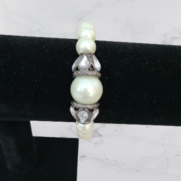 Jewelry - Bracelet. Stretch pearl, rhinestone and silver bracelet.